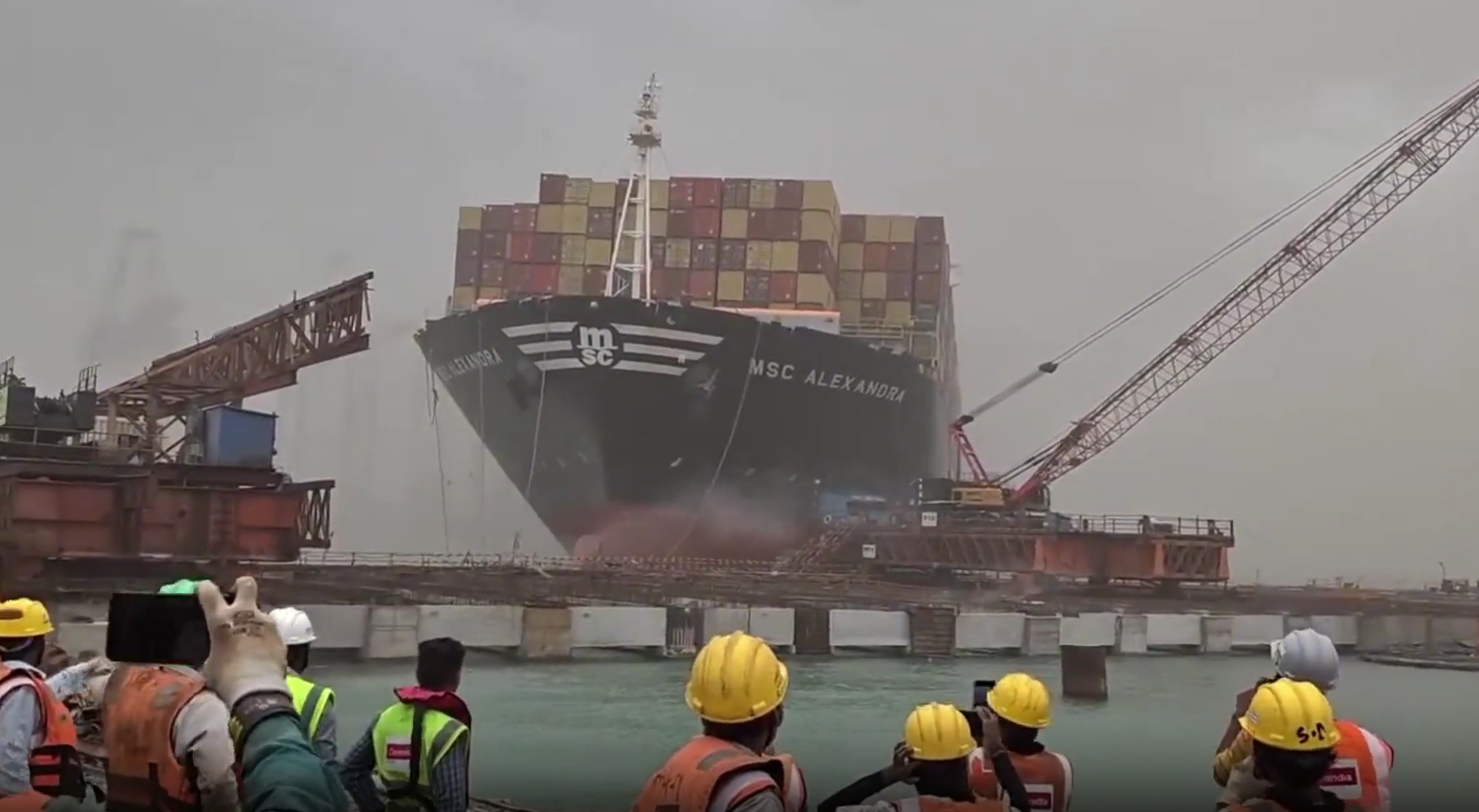 Breaking News: Container Ship Loses Control in Strong Winds at Mundra Port – Containers Toppled, Operations Disrupted